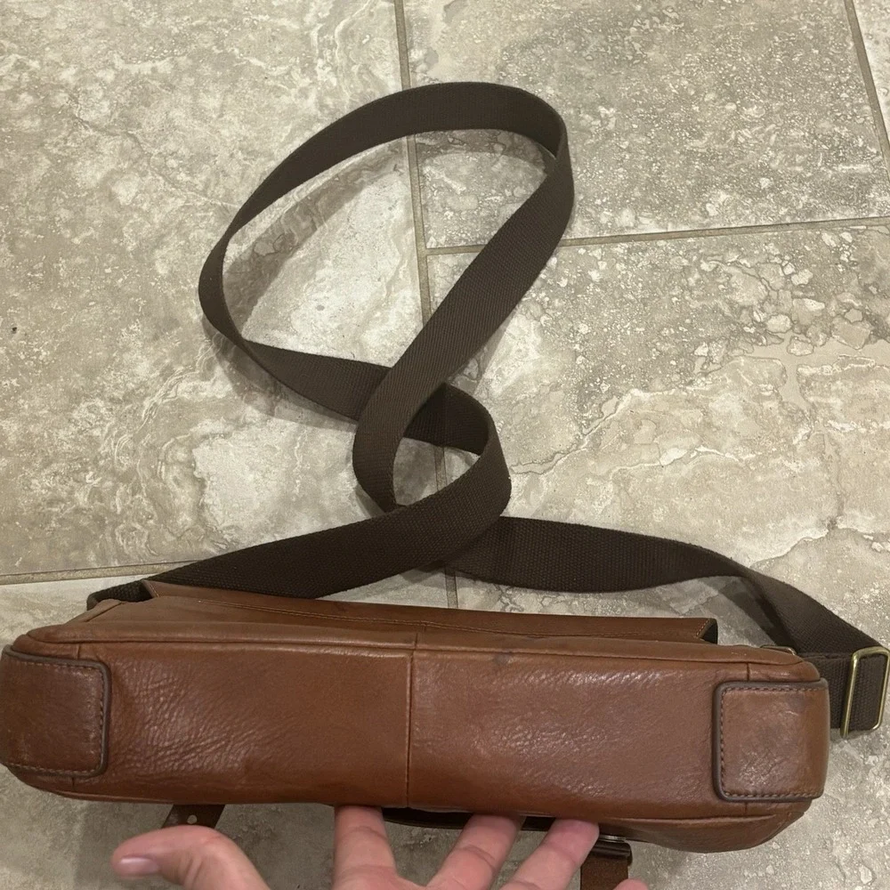 Fossil Men's Buckner Leather Messenger Bag‎